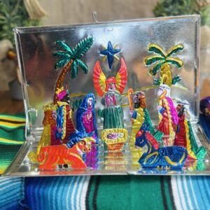 Nacimiento plegable en hojalata repujada y pintada a mano.