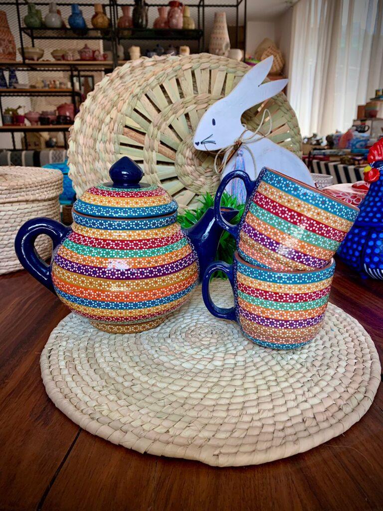 Juego de té arcoíris hecho en barro en técnica de flor de Capulín