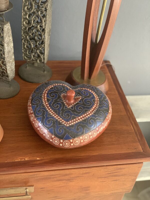 Corazon Barro Esgrafiado Azul/Marron - Image 3
