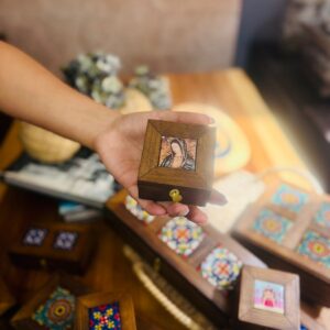 Alhajero Mini Madera Con 1 azulejo.