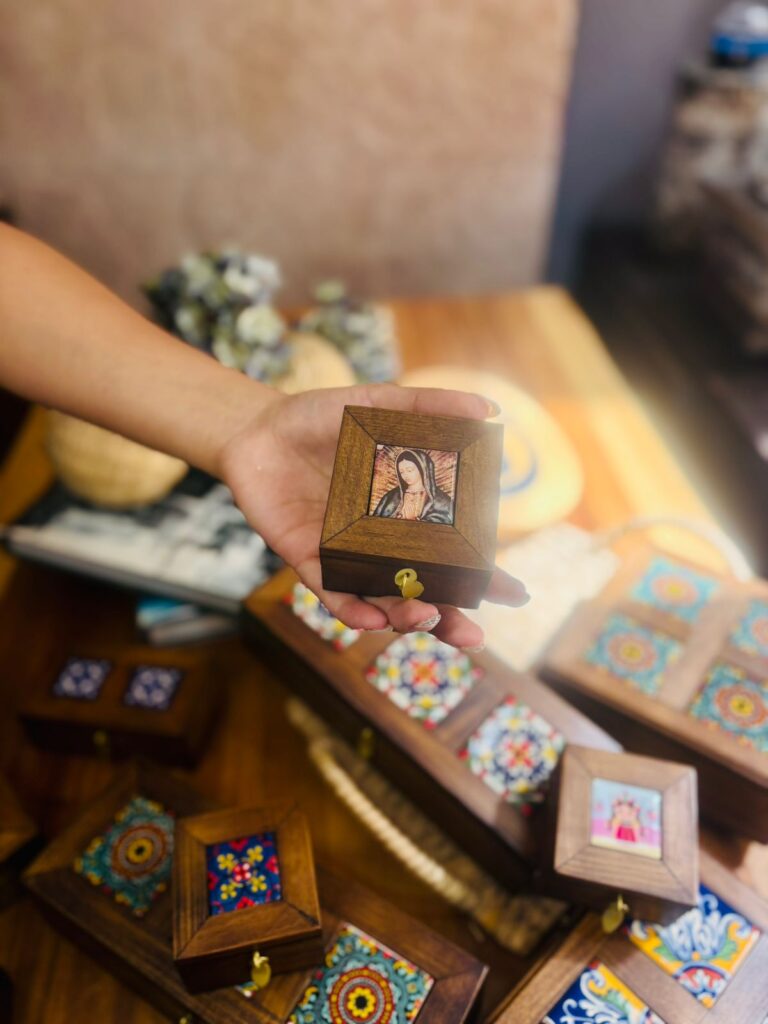 Alhajero Mini Madera Con 1 azulejo.