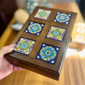 Caja de Madera rectangular Con 6 azulejos.
