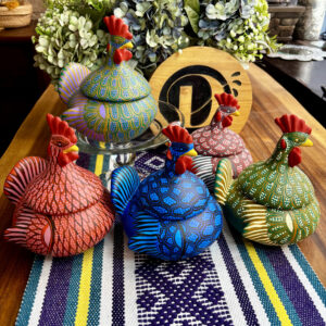 Gallito de barro pintado