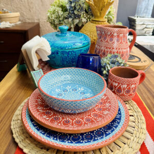 Vajilla en barro en flor de capulín en colores azul, rojo y turquesa