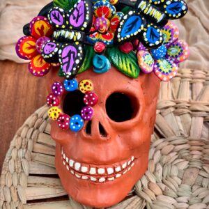 Calavera Decorativa de Barro Artesanal con Flores y Mariposas | 30 cm