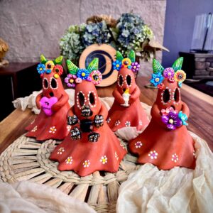Fantasma Decorativo de Barro Pintado a Mano | Día de Muertos | 20 cm